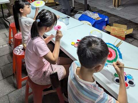 客家油紙傘彩繪體驗(圖片來源：臺北市政府客家事務委員會)