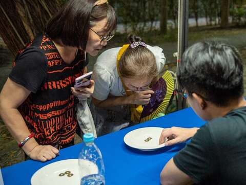 會場還有客家油紙傘彩繪體驗、童玩跌三烏以及客家美食(圖片來源：臺北市政府客家事務委員會)