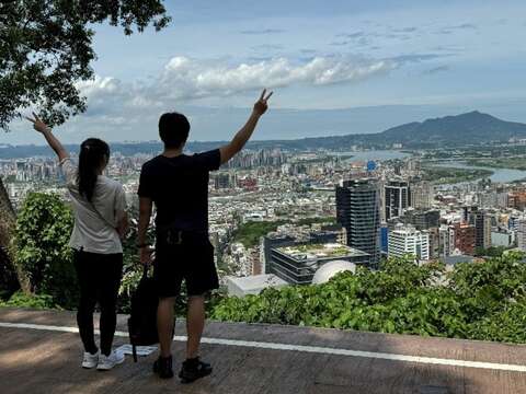劍潭山微風平台賞景(圖片來源：臺北市政府工務局大地工程處)
