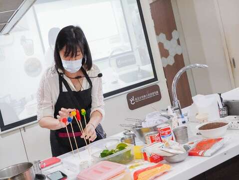 野餐市集攤位有多元東南亞美食，最道地的口味征服您的味蕾。(圖為本處112年多元文化共融系列活動中泰國場料理課講師「泰」菓子製作)(圖片來源：臺北市政府勞動局)