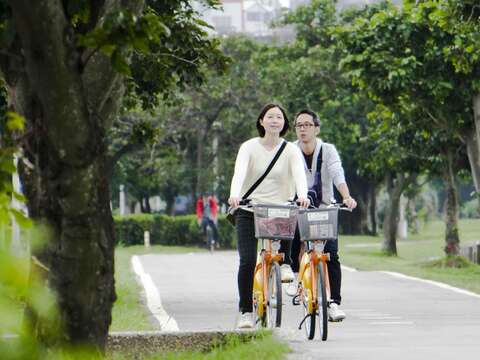 微笑單車YouBike簡約輕便,又兼具時尚感,是代步的最佳工具。(穆易攝)
