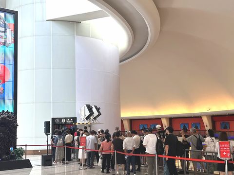 上海東方明珠電視塔環廊展示臺北宣傳影片，介紹北市觀光亮點(圖片來源：臺北市政府觀光傳播局)