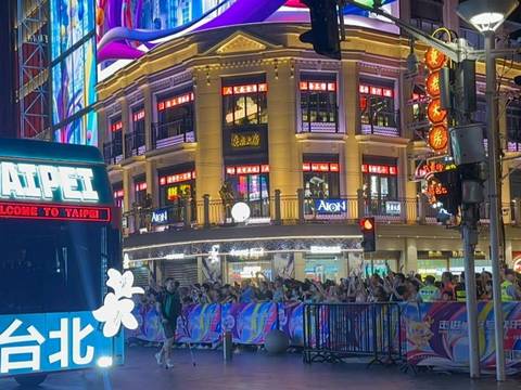 臺北花車巡遊上海市區，民眾夾道欣賞(圖片來源：臺北市政府觀光傳播局)