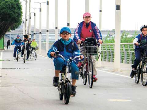 河濱自行車道一路上個個都是騎乘好手，運動路上一點都不孤單。（穆易攝）