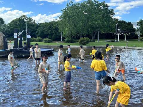 夏季限定的內湖運動公園戲水池開放到9月30日，歡迎市民朋友趁著中秋假期抓住夏天的尾巴(圖片來源：臺北市政府工務局衛生下水道工程處)