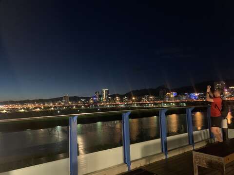 內湖休閒運動公園河濱觀景台，讓你飽覽基隆河及市區夜景(圖片來源：臺北市政府工務局衛生下水道工程處)