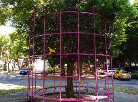 「鳥籠外的花園」在2010年之際由北市府與民間認養單位合作，找原創作家徐秀美老師整修妝扮，讓東區商圈亮點重新發光(圖片來源：臺北市政府工務局公園路燈工程管理處)