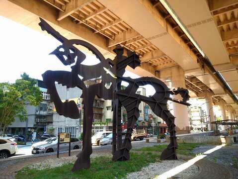 「女武神，時間廊」是董振平作品，巨大身軀成為周邊居民精神地標(圖片來源：臺北市政府工務局公園路燈工程管理處)