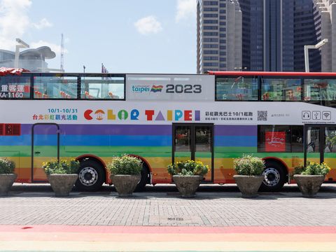 「2024 Color Taipei」系列活動10月開跑囉！(圖為2023彩虹觀巴資料照)(圖片來源：臺北市政府觀光傳播局)