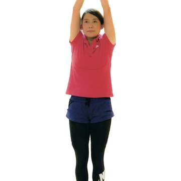 輕鬆跳起，雙手手掌於頭頂上方碰觸後，再回復至第一個動作，過程中膝關節保持彈性。