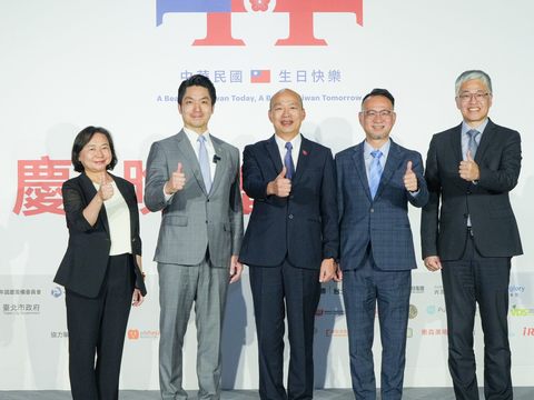 國慶晚會公布精彩卡司、索票辦法(左起慶籌會副執行長羅素娟、臺北市長蔣萬安、慶籌會主任委員暨立法院長韓國瑜、僑委會副委員長阮昭雄、慶籌會秘書長吳堂安)(圖片來源：臺北市政府觀光傳播局)