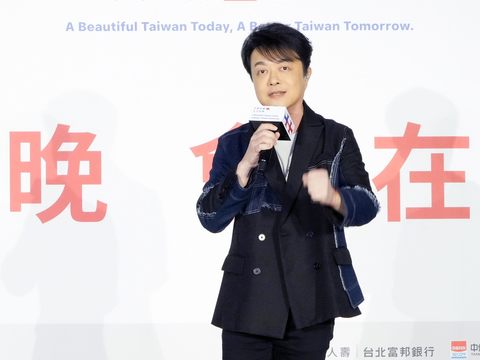 國慶晚會演出嘉賓翁立友親臨記者會演唱。(圖片來源：臺北市政府觀光傳播局)