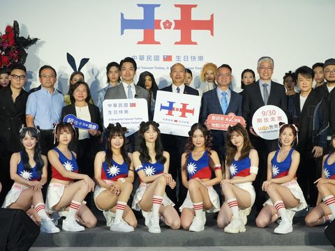 記者會邀請雙十應援國旗裝活力啦啦隊與伊林名模身穿永續服裝品牌展演秀。(圖片來源：臺北市政府觀光傳播局)