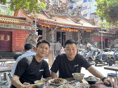馬來西亞網紅Musang King Channel來臺北旅遊體驗在地小吃(圖片來源：臺北市政府觀光傳播局)