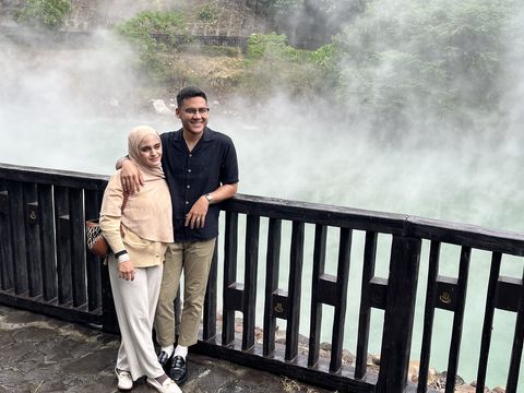 馬來西亞網紅Mushin and Aisyah於地熱谷觀賞自然美景(圖片來源：臺北市政府觀光傳播局)