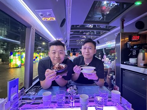 馬來西亞網紅Musang King Channel體驗臺北雙層餐車享用精緻餐點、邊賞城市景點的遊程(圖片來源：臺北市政府觀光傳播局)