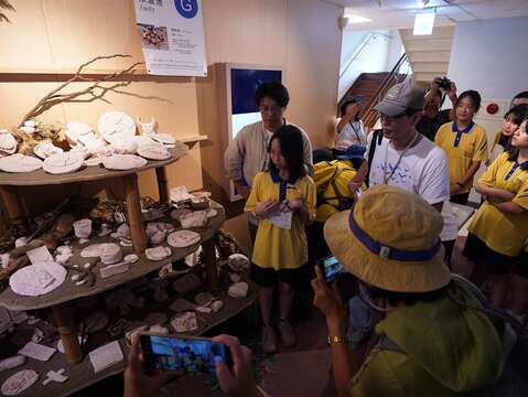 策展人為貴賓介紹展覽作品(圖片來源：臺北市動物保護處)