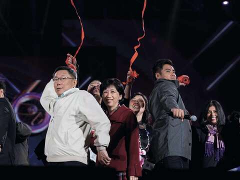 陳偉殷（右）與台北市市長柯文哲夫婦在去年跨年晚會上同台，一起倒數迎新年。（潘俊霖攝）