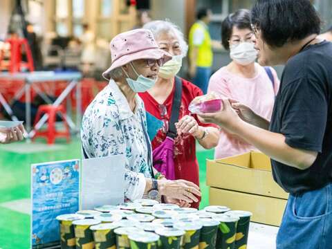 民眾體驗客家美食(圖片來源:臺北市政府客家事務委員會)