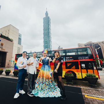 彩虹觀光巴士導覽名人四分衛主唱阿山（左２）、P!SCO吉他手Rachel（右１）、金鐘獎主持人徐哲緯（左１）及人氣變裝皇后女王（右２）一同出席記者會，揭開10月繽紛臺北的序幕(圖片來源：臺北市政府觀光傳播局)