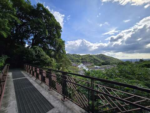 從越溪觀景橋遠眺硫磺谷地景(圖片來源：臺北市政府工務局大地工程處)