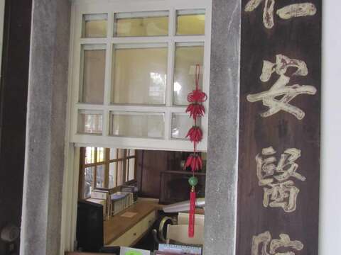 仁安醫院至今仍保存早期的醫療文物。（金康嵐攝）