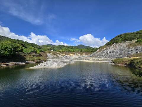 觀賞硫磺谷地熱仙境(圖片來源：臺北市政府工務局大地工程處)