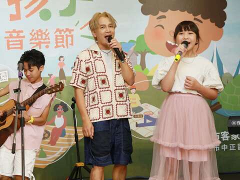 羅文裕攜胖球共唱野孩子泡泡音樂節(圖片來源：臺北市政府客家事務委員會)