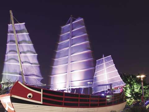 大稻埕碼頭的戎克船模型，讓人遙想起當年貿易船隻往來不絕的盛況。（王能佑攝）
