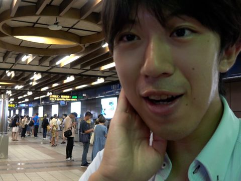「交通系」YouTuber西裝男子透過捷運及公車等不同交通方式深度走訪臺北。(圖片來源：臺北市政府觀光傳播局)
