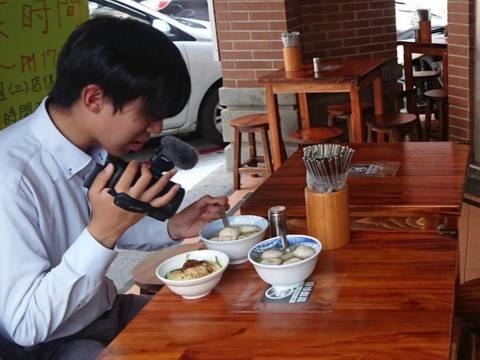 透過西裝男子的鏡頭與講解，臺北市的美食顯得更加立體與美味。(圖片來源：臺北市政府觀光傳播局)