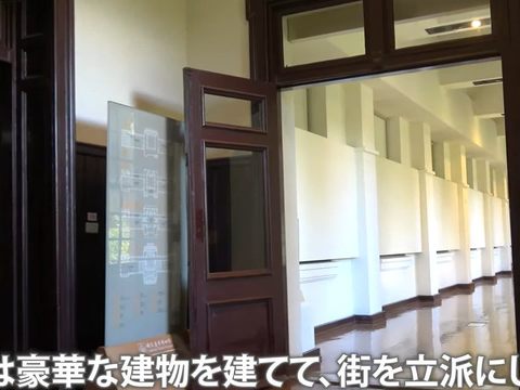 西裝男子娓娓道來豐富精彩的歷史人文故事，激發觀眾對臺北的無窮想像。(圖片來源：臺北市政府觀光傳播局)