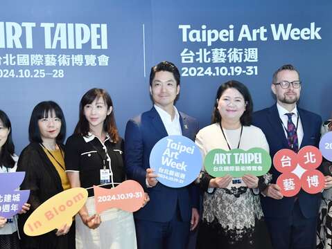 「ART TAIPEI臺北國際藝術博覽會」是名列亞洲三大藝術博覽會之一，以及首屆「臺北藝術週」都在臺北舉辦，串聯了畫廊、美術 館及各類藝文機構，讓十月的臺北「很藝術」。(圖片來源：臺北市政府秘書處媒體事務組)