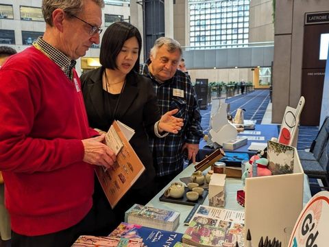 推廣會展桌陳列多元臺北觀光特色，吸引紐澳旅遊業者深入了解本市觀光資源。(圖片來源：臺北市政府觀光傳播局)
