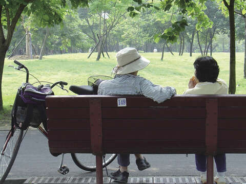 鄰近建國假日花市的大安森林公園，是度過早晨悠閒時光的好地方。（王能佑攝）