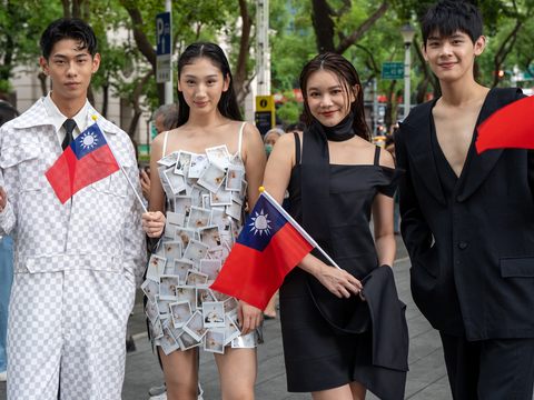 伊林名模著臺灣設計師服裝快閃臺北市地標打卡(圖片來源：臺北市政府觀光傳播局)