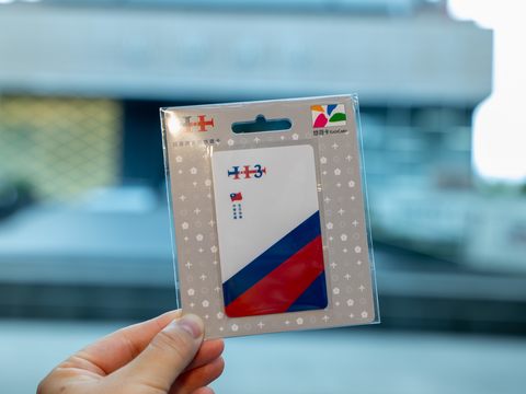 民眾日前參與國慶驚喜快閃活動，打卡送限量聯名悠遊卡(圖片來源：臺北市政府觀光傳播局)