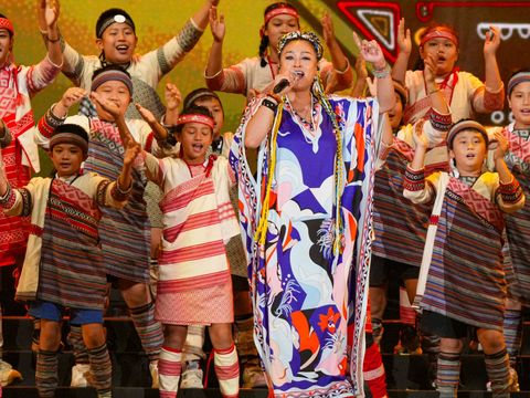 國語、臺語、客語、原住民語歌王歌后,包括黃妃、林育羣、湯運煥、紀曉君、翁立友等同台獻藝,演出「橫跨族群 唱響未來」節目。(五)(圖片來源:臺北市政府觀光傳播局)
