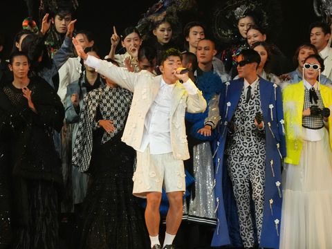伊林超模林嘉綺領軍,帶領113位伊林模特兒,身穿臺灣本土知名設計品牌服裝,在新生代歌手高爾宣OSN、申力安、王ADEN的演唱中現場走秀。(四)(圖片來源:臺北市政府觀光傳播局)