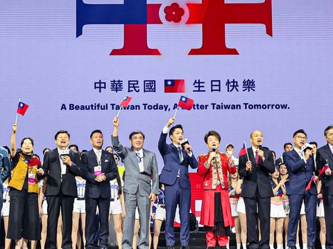 「113年國慶晚會在臺北」在臺北大巨蛋舉行,總統賴清德親臨現場,並包括國慶籌備委員會主任委員暨立法院長韓國瑜、行政院長卓榮泰、臺北市長蔣萬安、僑務委員會委員長徐佳青、內政部部長劉世芳、文化部政務次長李靜慧、慶籌會秘書長吳堂安及執行長林清淇等長官貴賓也都共同出席國慶晚會。(圖片來源:臺北市政府觀光傳播局)