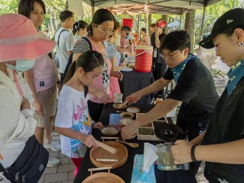 台灣文化攤位互動照(圖片來源:臺北市政府勞動局)