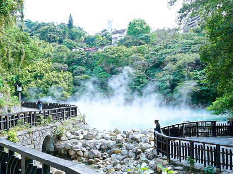 地熱谷終年瀰漫著硫磺煙霧，是遊客到北投公園站必去景點之一(圖片來源：臺北市政府觀光傳播局)