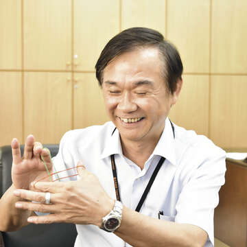湯志民以2條橡皮筋秀了一手好魔術。（劉佳雯攝）