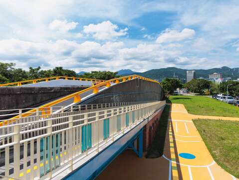 The Keelung River No.6 Evacuation Gate and the adjacent guide rail and bike ramp renovation at Guanshan Riverside Park have been completed