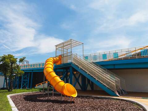 The new slide at the Keelung River No.6 Evacuation Gate offers a free playground for kids