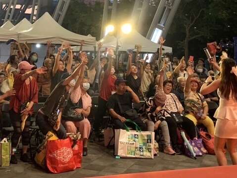 民眾熱情參與舞台活動(圖片來源：臺北市商業處)