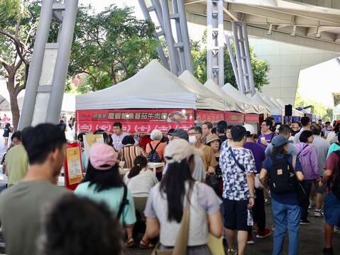 民眾遊逛市集人潮照(二)(圖片來源：臺北市商業處)