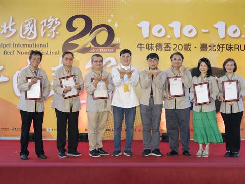 臺北市商業處高振源處長、評審團及洪理事長合照(圖片來源：臺北市商業處)