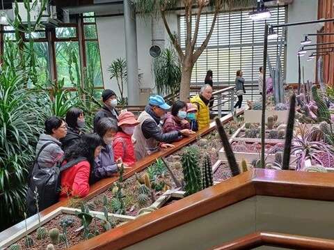 志工於多肉植物區進行解說(圖片來源：臺北市政府工務局公園路燈工程管理處)