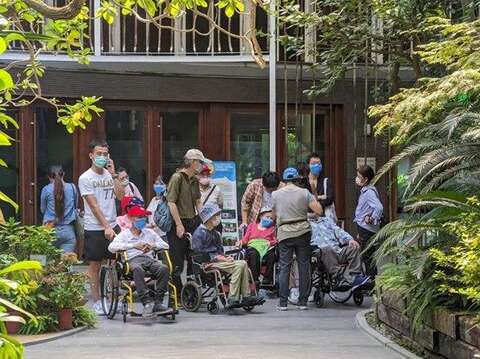 行動不便者（輪椅族）也可暢遊臺北典藏植物園(圖片來源：臺北市政府工務局公園路燈工程管理處)